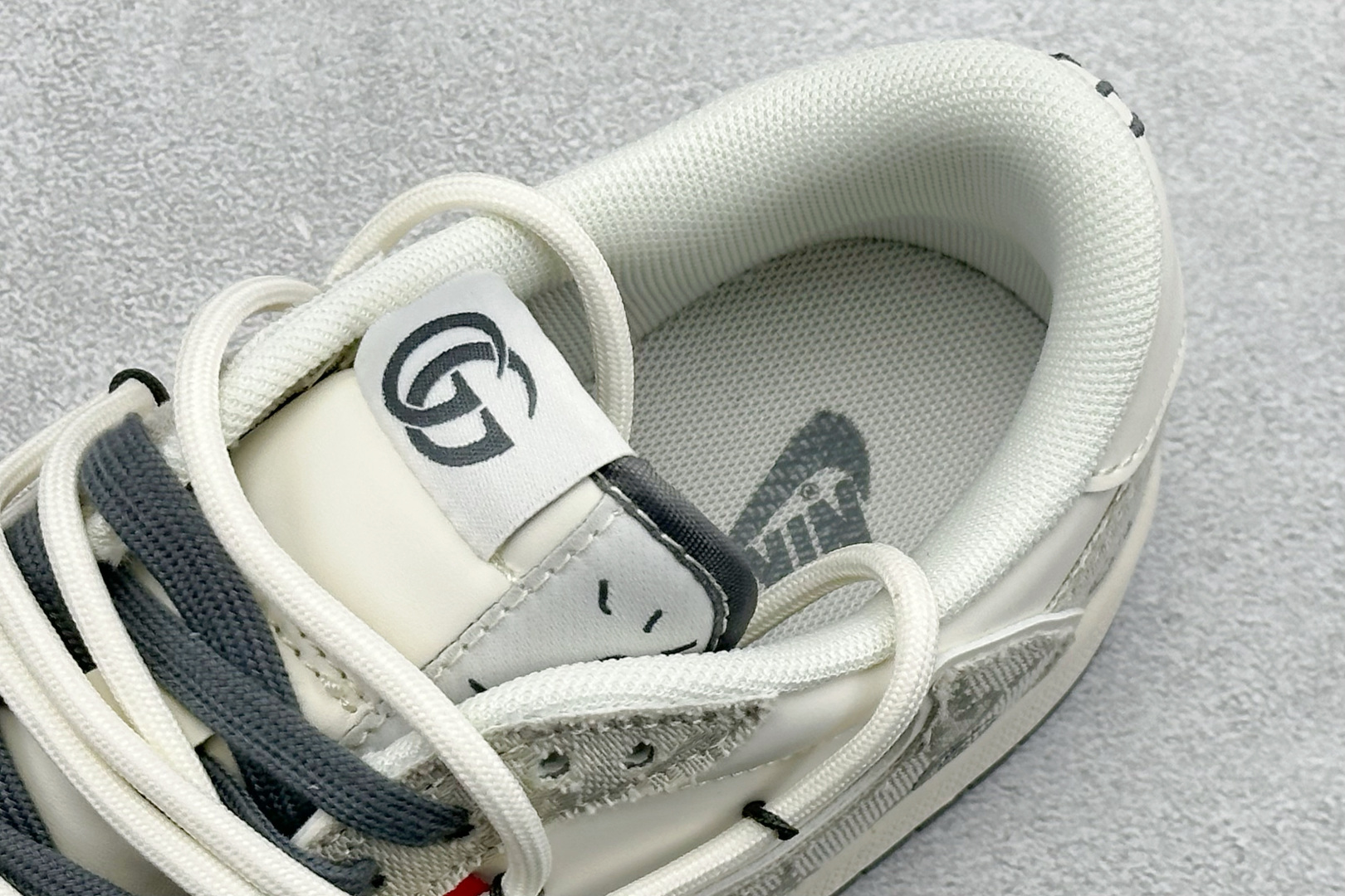 Travis Scott x Fragment Design x Jordan Air Jordan 1 Low SP 古驰-米灰牛仔布” HT5088-601