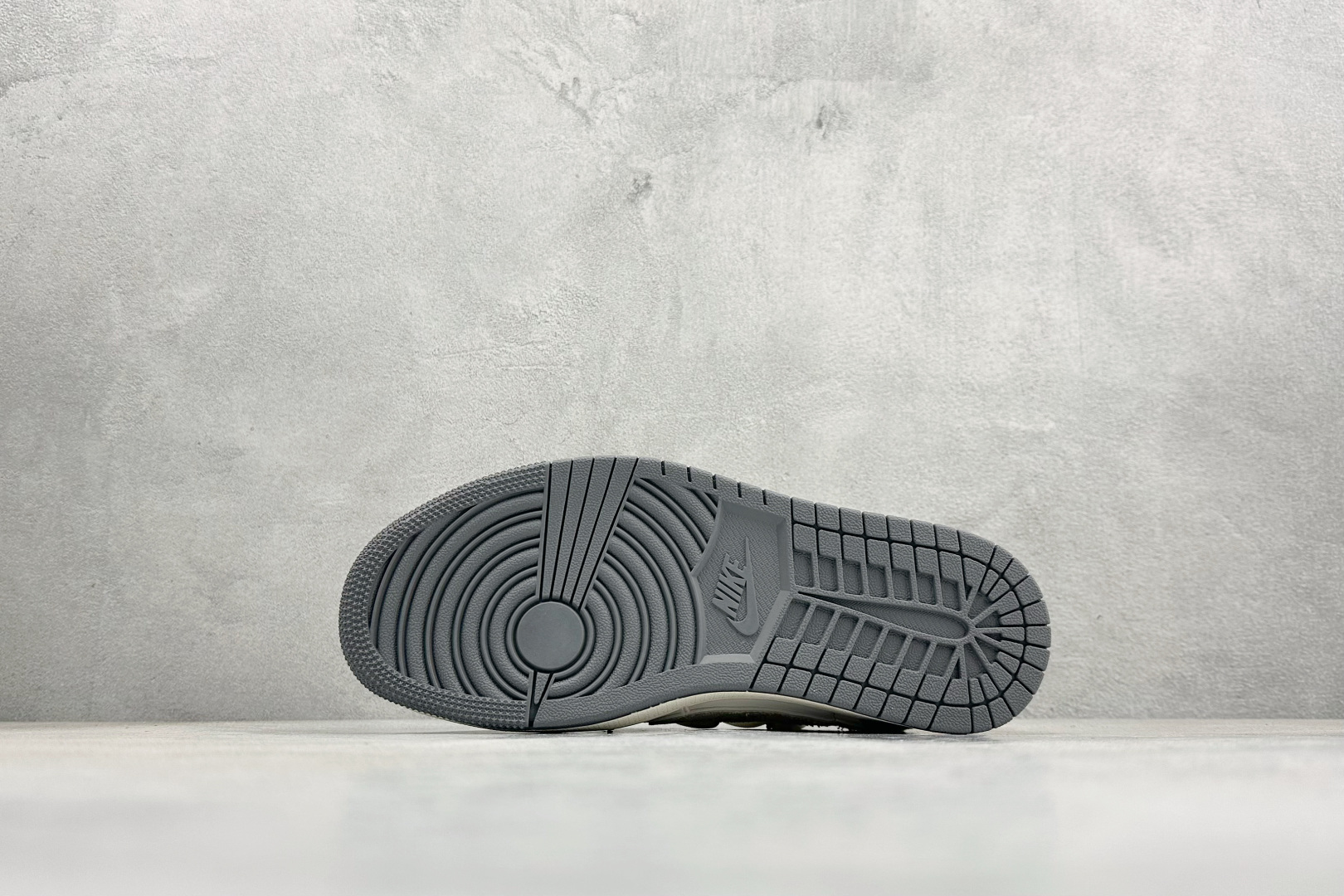 Travis Scott x Fragment Design x Jordan Air Jordan 1 Low SP 古驰-米灰牛仔布” HT5088-601