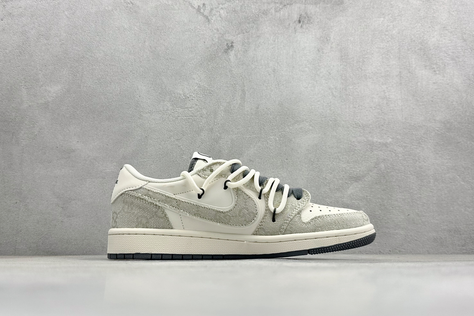 Travis Scott x Fragment Design x Jordan Air Jordan 1 Low SP 古驰-米灰牛仔布” HT5088-601