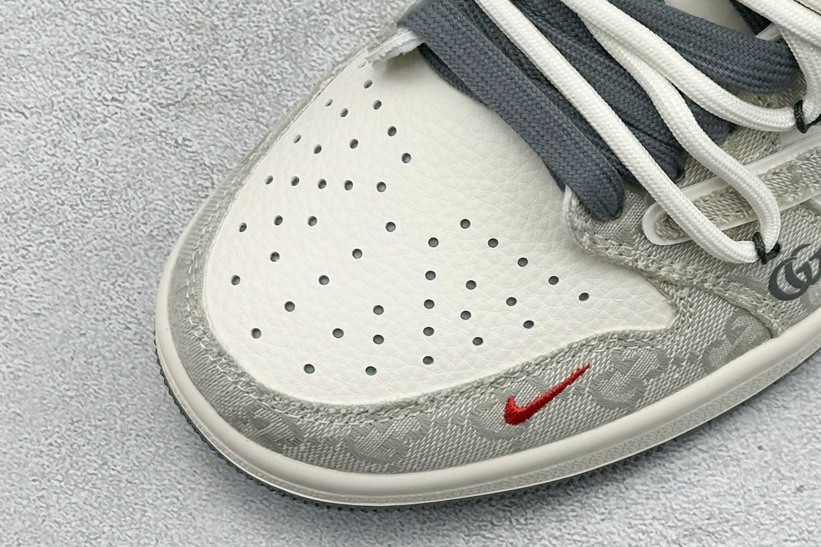 Travis Scott x Fragment Design x Jordan Air Jordan 1 Low SP 古驰-米灰牛仔布” HT5088-601