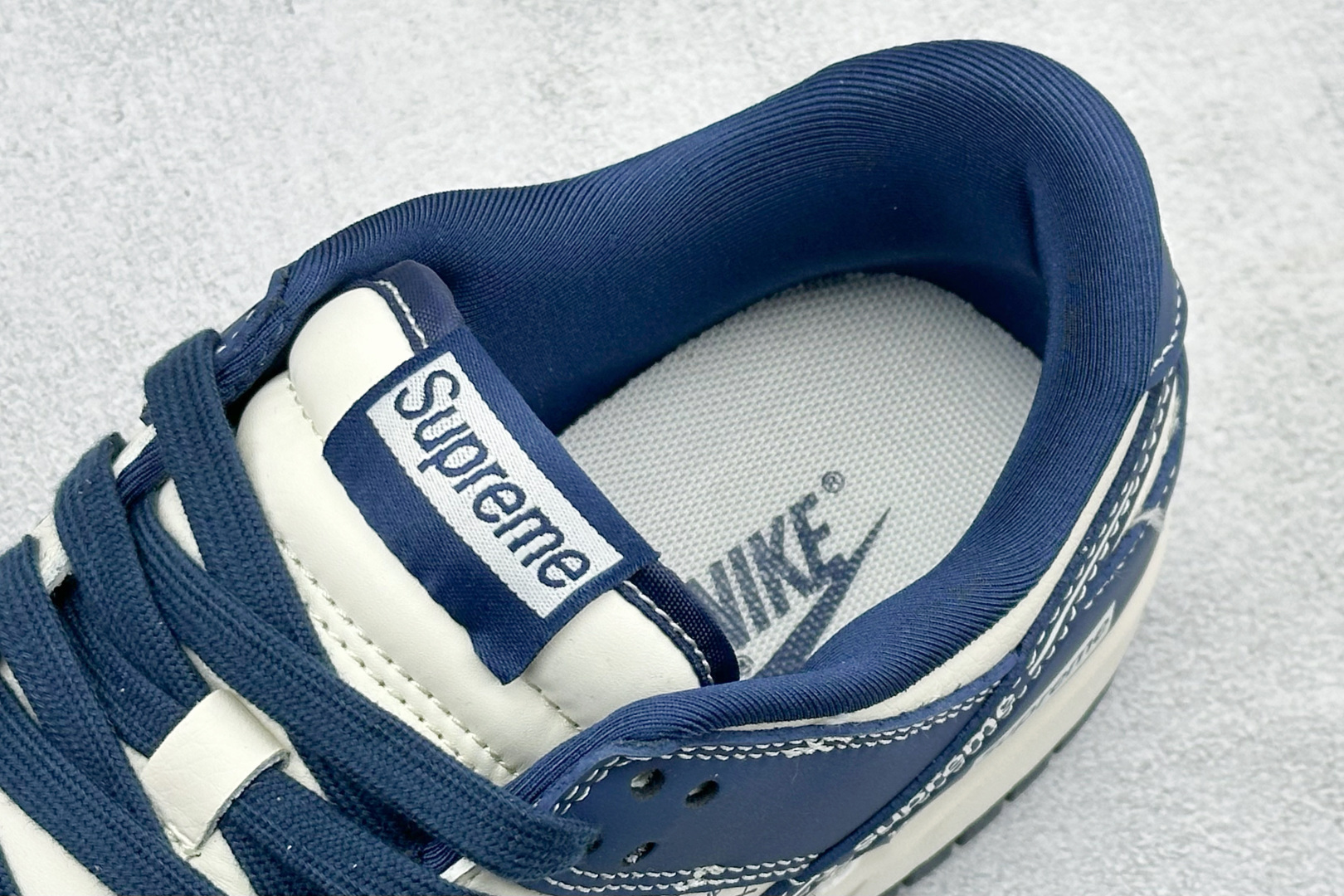 Nike SB Dunk Low “supreme联名------白蓝印花” 高端定制 低帮休闲板鞋 XD1588-238