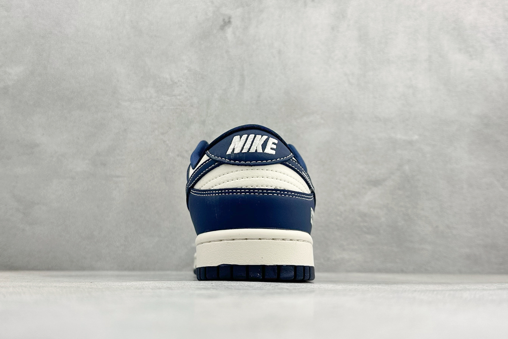 Nike SB Dunk Low “supreme联名------白蓝印花” 高端定制 低帮休闲板鞋 XD1588-238