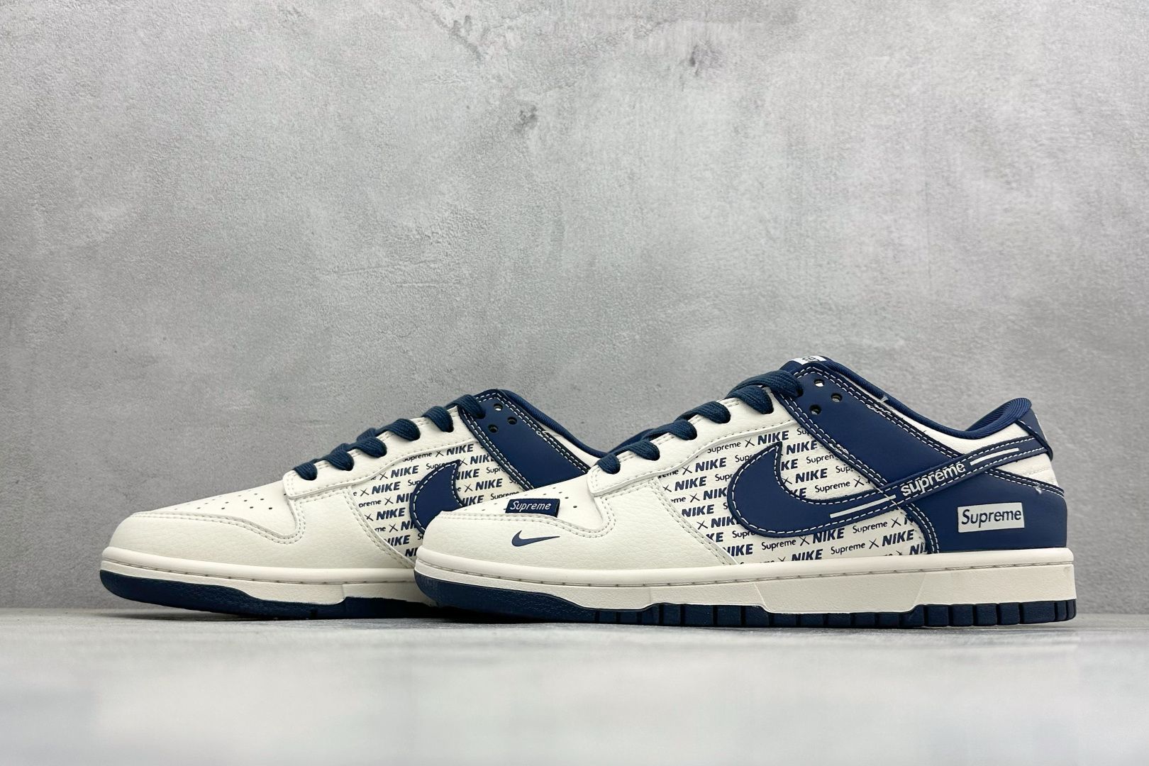 Nike SB Dunk Low “supreme联名------白蓝印花” 高端定制 低帮休闲板鞋 XD1588-238