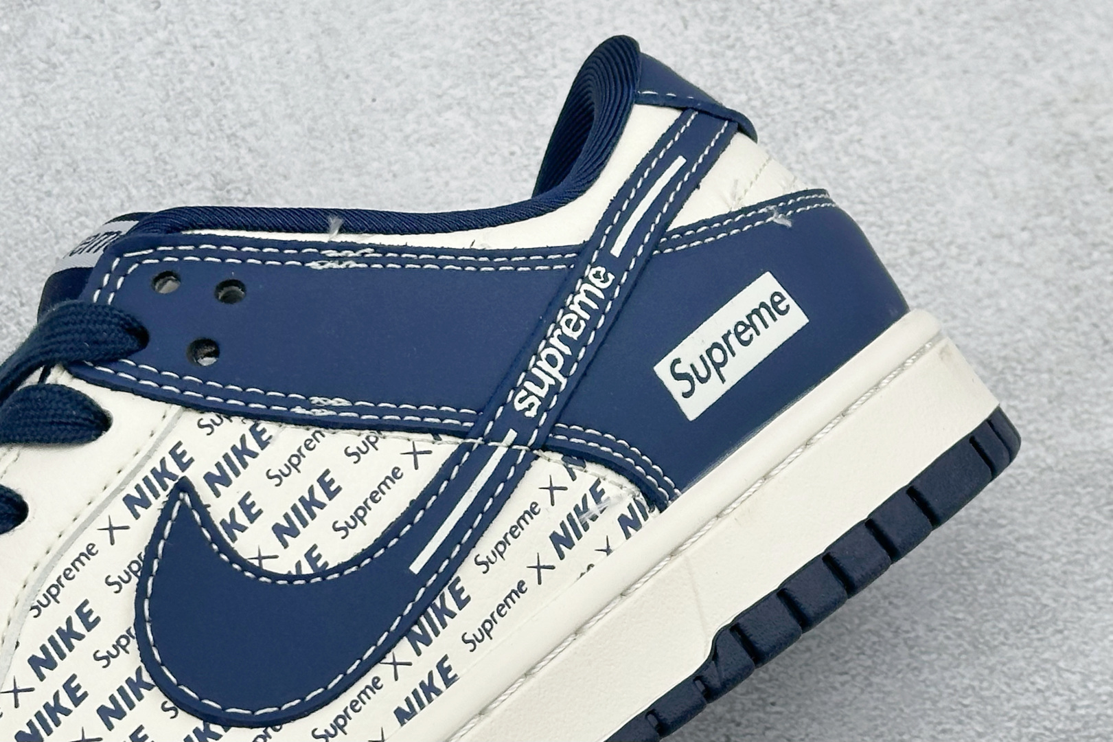 Nike SB Dunk Low “supreme联名------白蓝印花” 高端定制 低帮休闲板鞋 XD1588-238