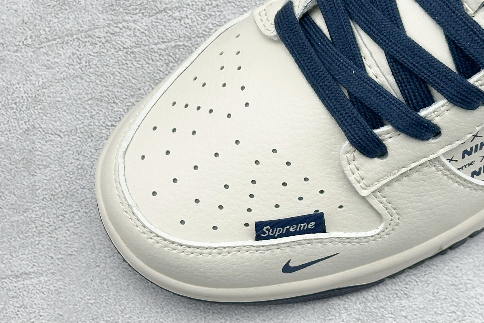 Nike SB Dunk Low “supreme联名------白蓝印花” 高端定制 低帮休闲板鞋 XD1588-238
