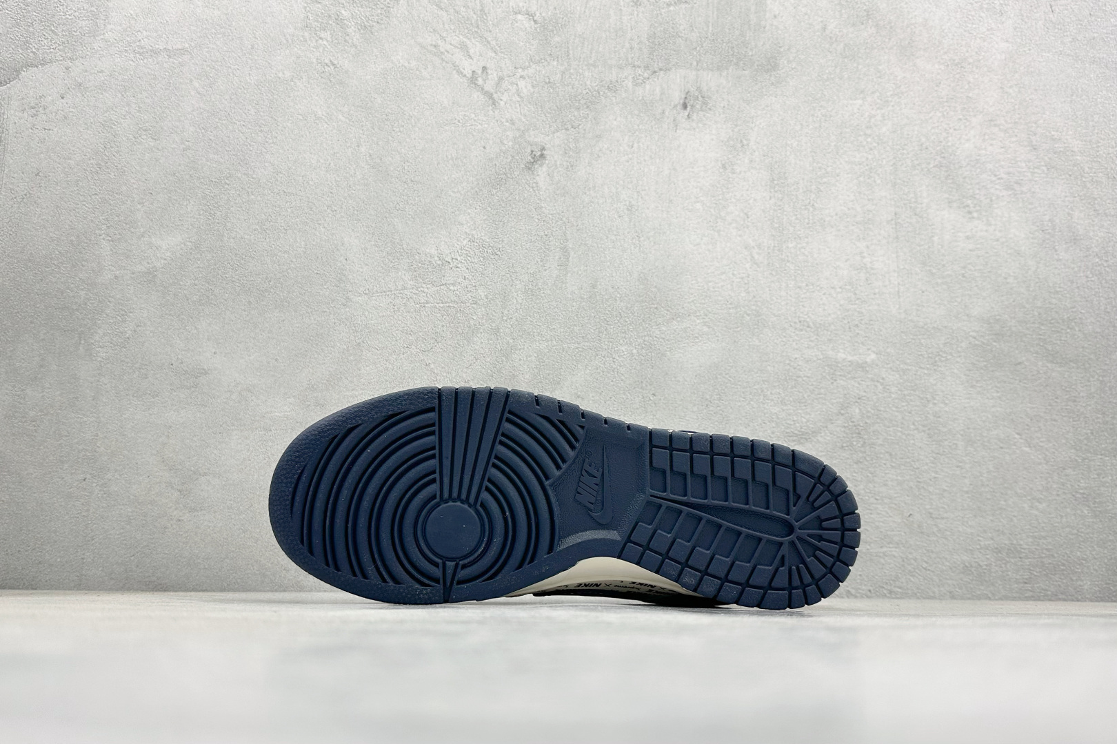 Nike SB Dunk Low “supreme联名------白蓝印花” 高端定制 低帮休闲板鞋 XD1588-238