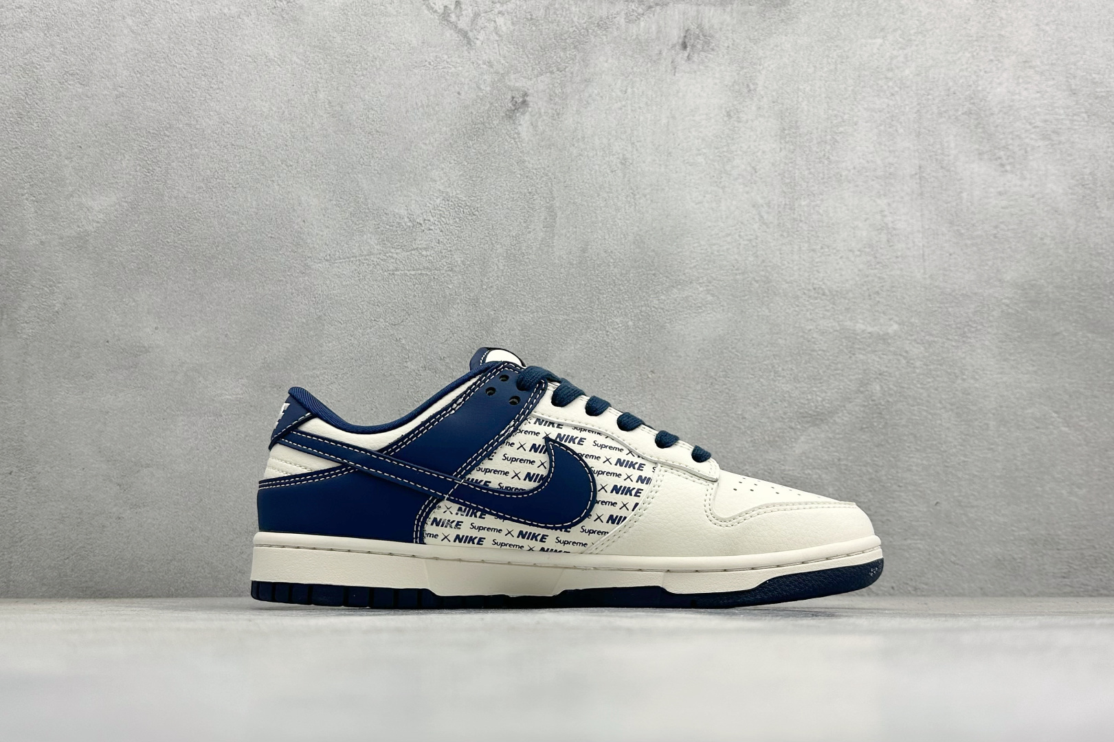Nike SB Dunk Low “supreme联名------白蓝印花” 高端定制 低帮休闲板鞋 XD1588-238
