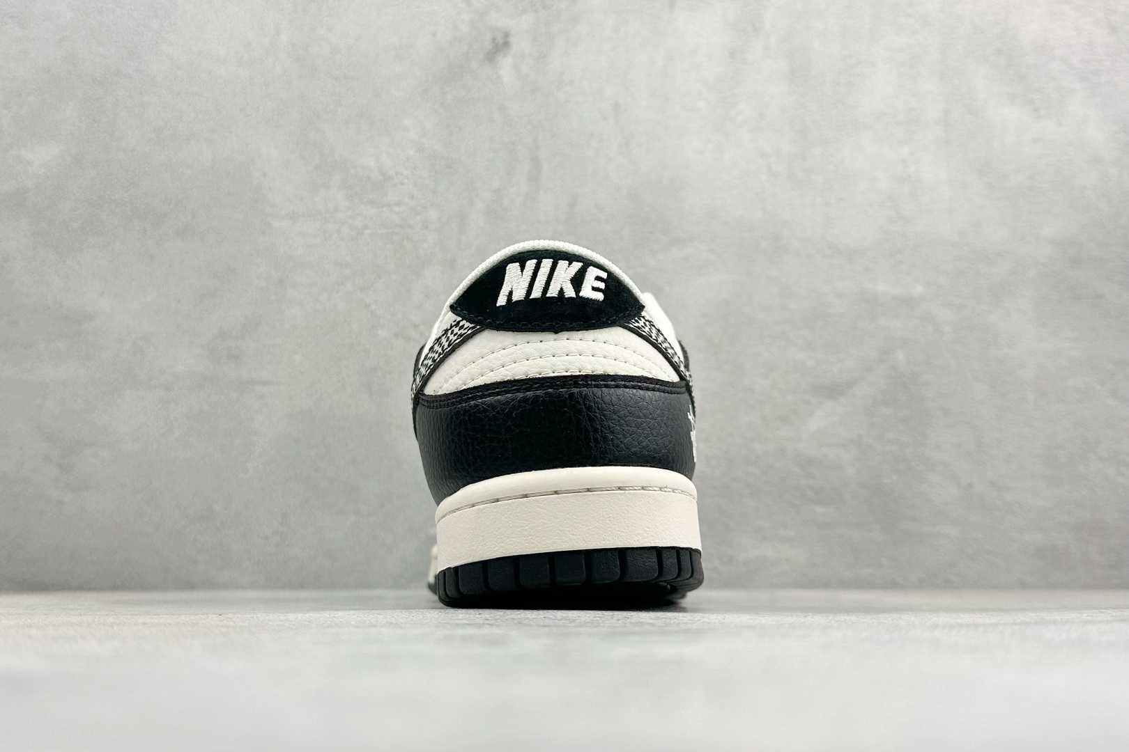 Nike SB Dunk Low “斯图西联名——米黑创意勾” 高端定制 低帮休闲板鞋 QW5836-029