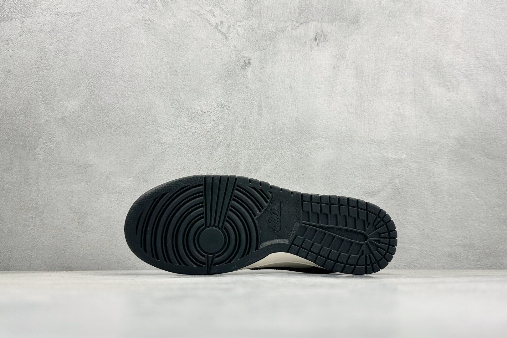 Nike SB Dunk Low “斯图西联名——米黑创意勾” 高端定制 低帮休闲板鞋 QW5836-029