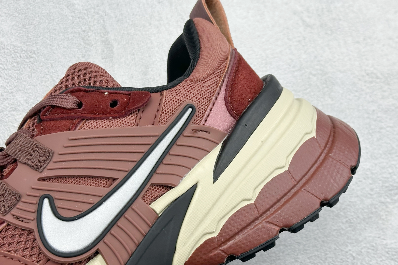 Nike V2K Run 减震防滑复古低帮跑步鞋 FN6703-201-莆田鞋,莆田鞋货源,高仿鞋,高仿鞋货源,安福档口,莆田高仿鞋,莆田鞋批发,高仿鞋批发,莆田高仿运动鞋,高仿运动鞋,莆田运动鞋 Nike V2K Run 减震防滑复古低帮跑步鞋 FN6703-201