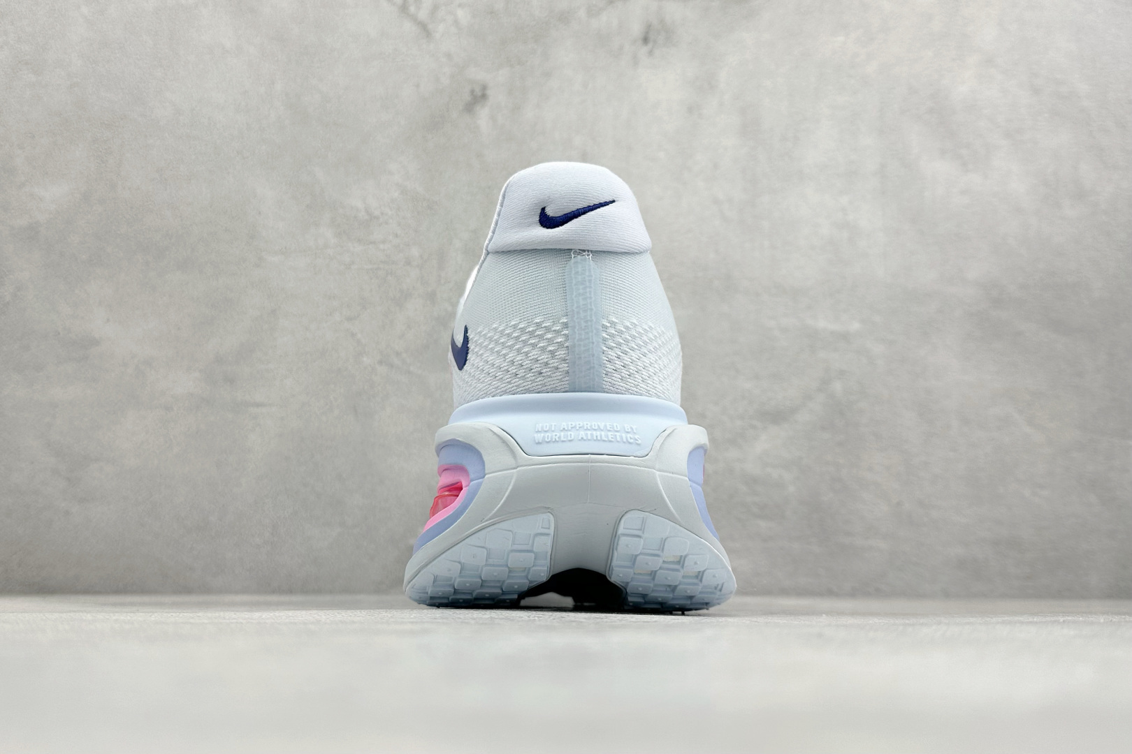 Nike VOMERO PREMIUM 舒适减震防滑 低帮跑步鞋 HM5973-400