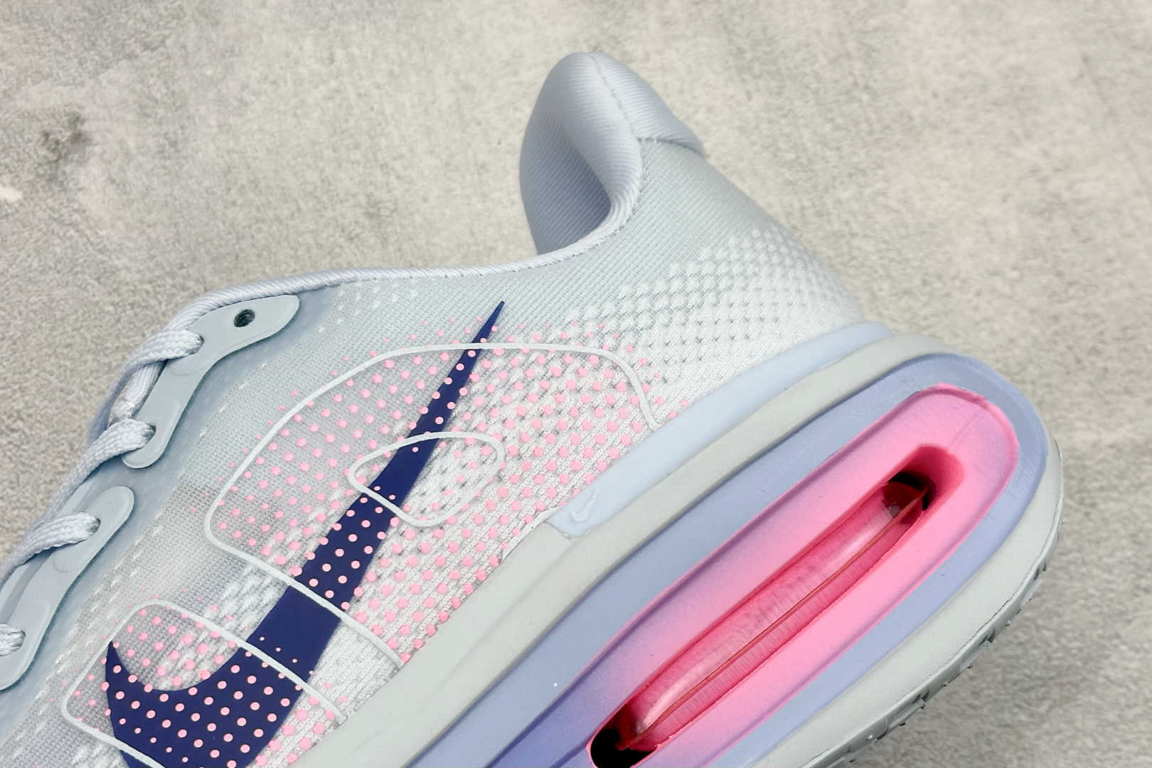 Nike VOMERO PREMIUM 舒适减震防滑 低帮跑步鞋 HM5973-400