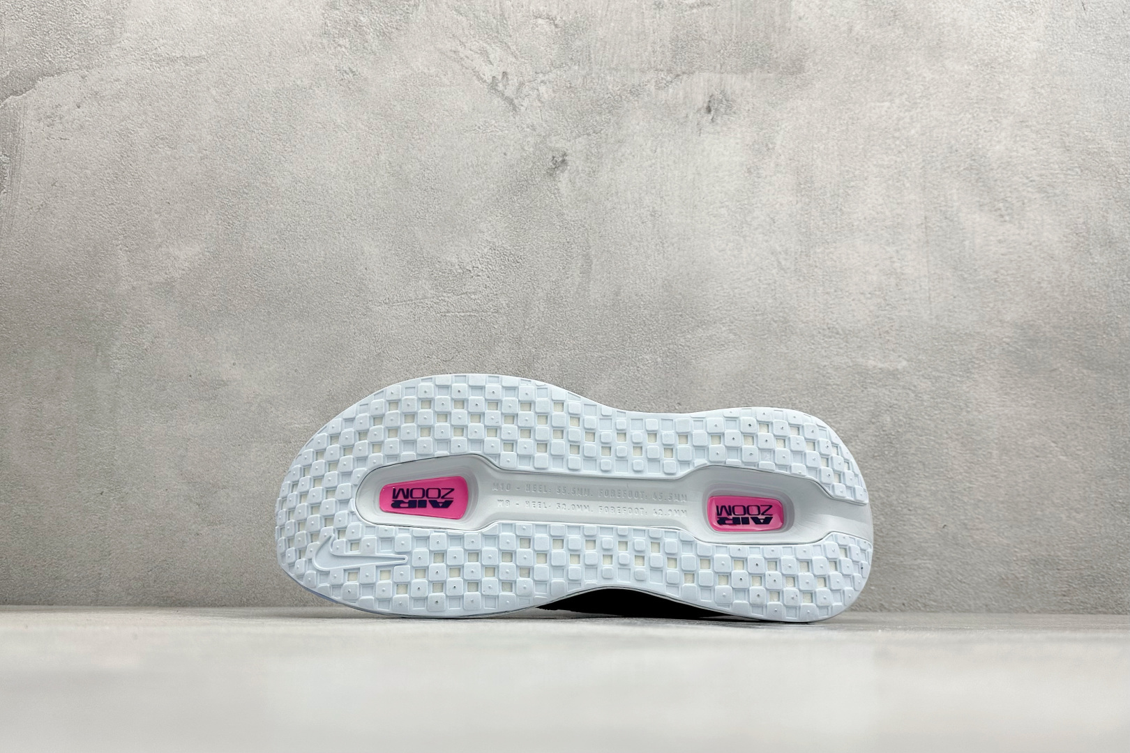 Nike VOMERO PREMIUM 舒适减震防滑 低帮跑步鞋 HM5973-400