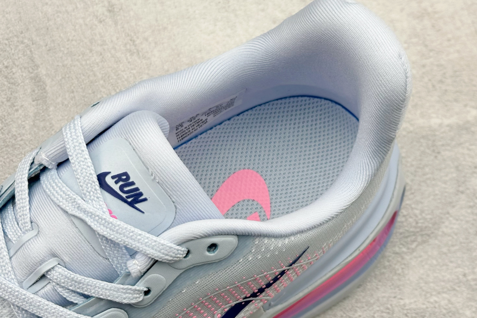 Nike VOMERO PREMIUM 舒适减震防滑 低帮跑步鞋 HM5973-400