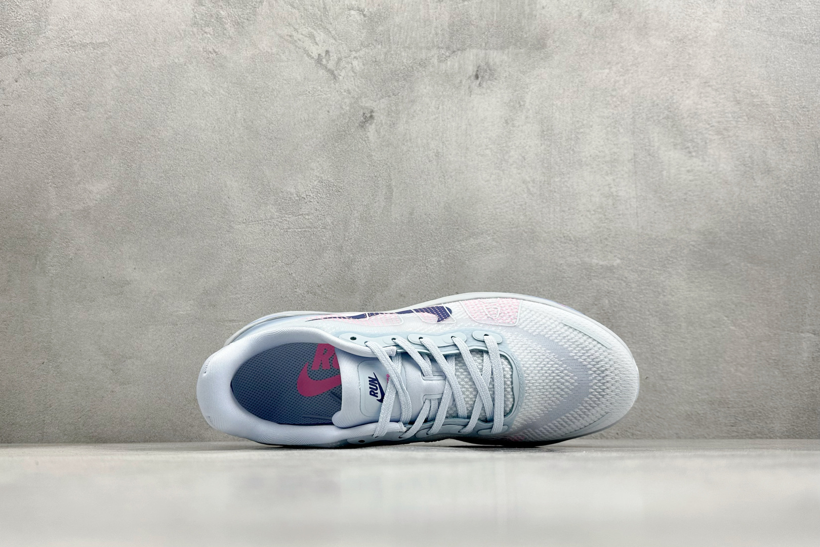 Nike VOMERO PREMIUM 舒适减震防滑 低帮跑步鞋 HM5973-400