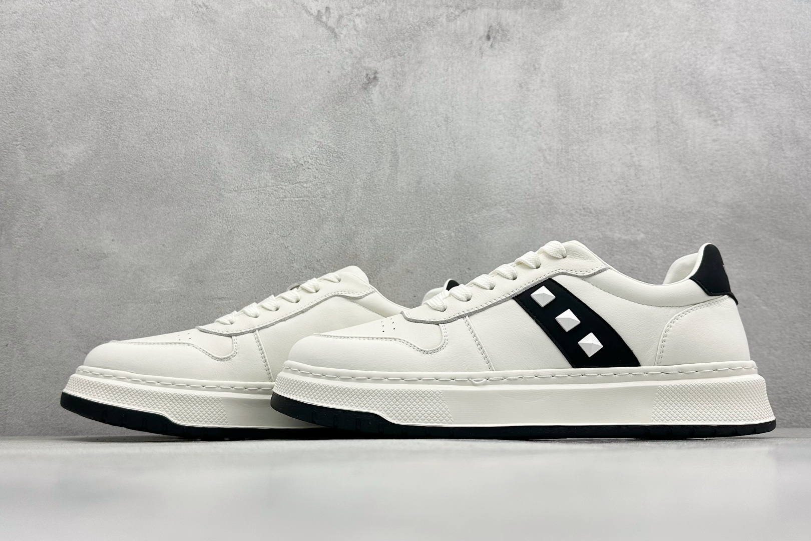 Valentino 华伦天奴 Rockstud untitled 厚底休闲铆钉小白鞋 P37528H
