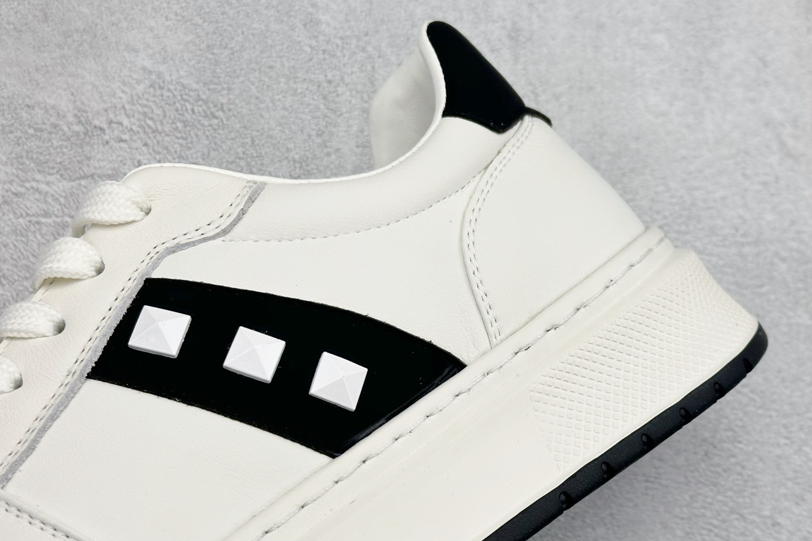 Valentino 华伦天奴 Rockstud untitled 厚底休闲铆钉小白鞋 P37528H