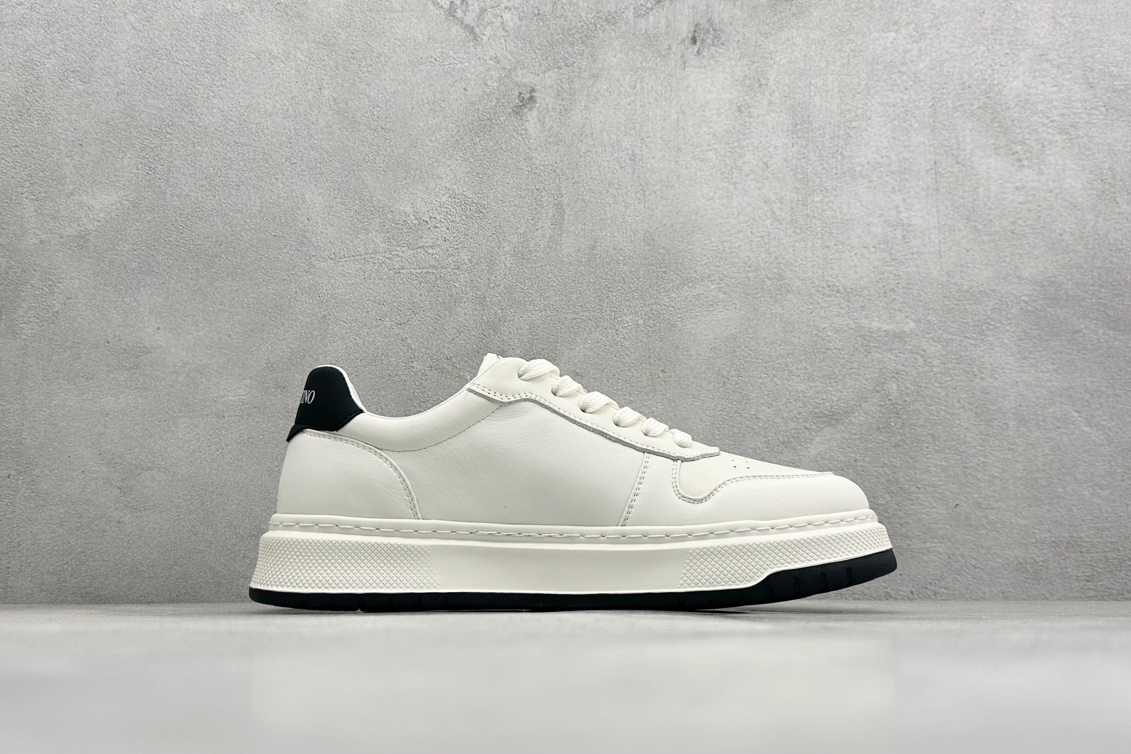 Valentino 华伦天奴 Rockstud untitled 厚底休闲铆钉小白鞋 P37528H