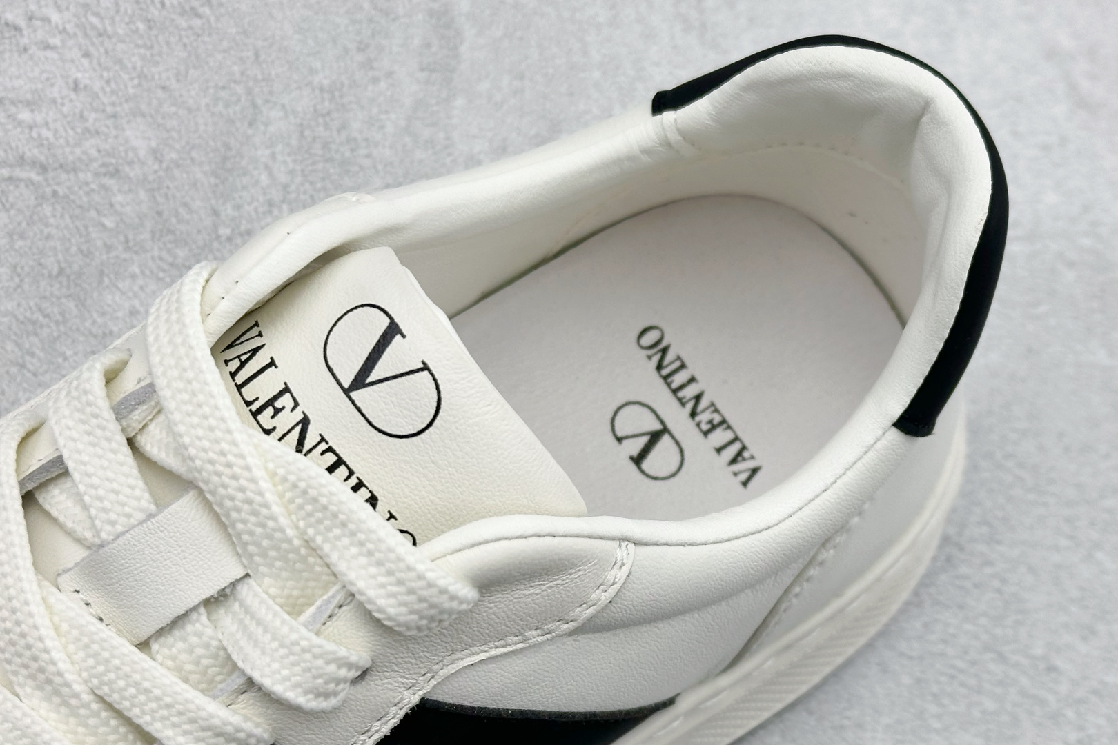 Valentino 华伦天奴 Rockstud untitled 厚底休闲铆钉小白鞋 P37528H