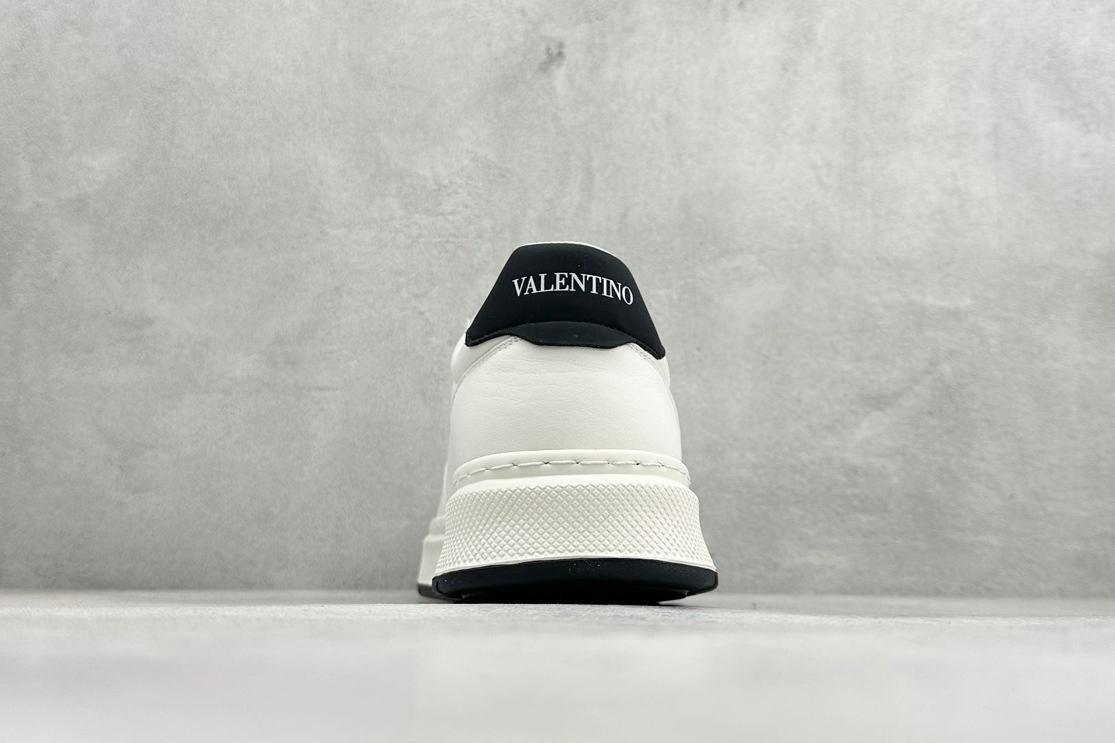 Valentino 华伦天奴 Rockstud untitled 厚底休闲铆钉小白鞋 P37528H