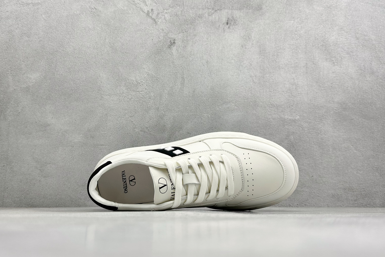 Valentino 华伦天奴 Rockstud untitled 厚底休闲铆钉小白鞋 P37528H