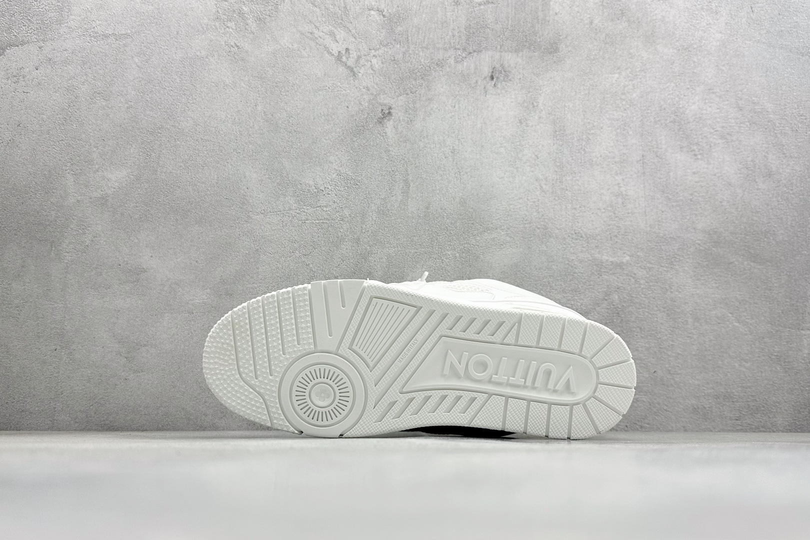 YS纯原LOUISVUITTONSkate圆头系带低帮板鞋男女同款白色