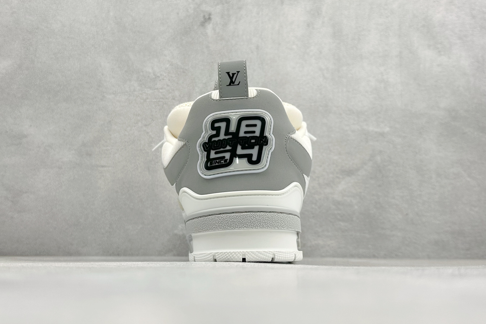 YS纯原LOUISVUITTONSkate圆头系带低帮板鞋男女同款灰色