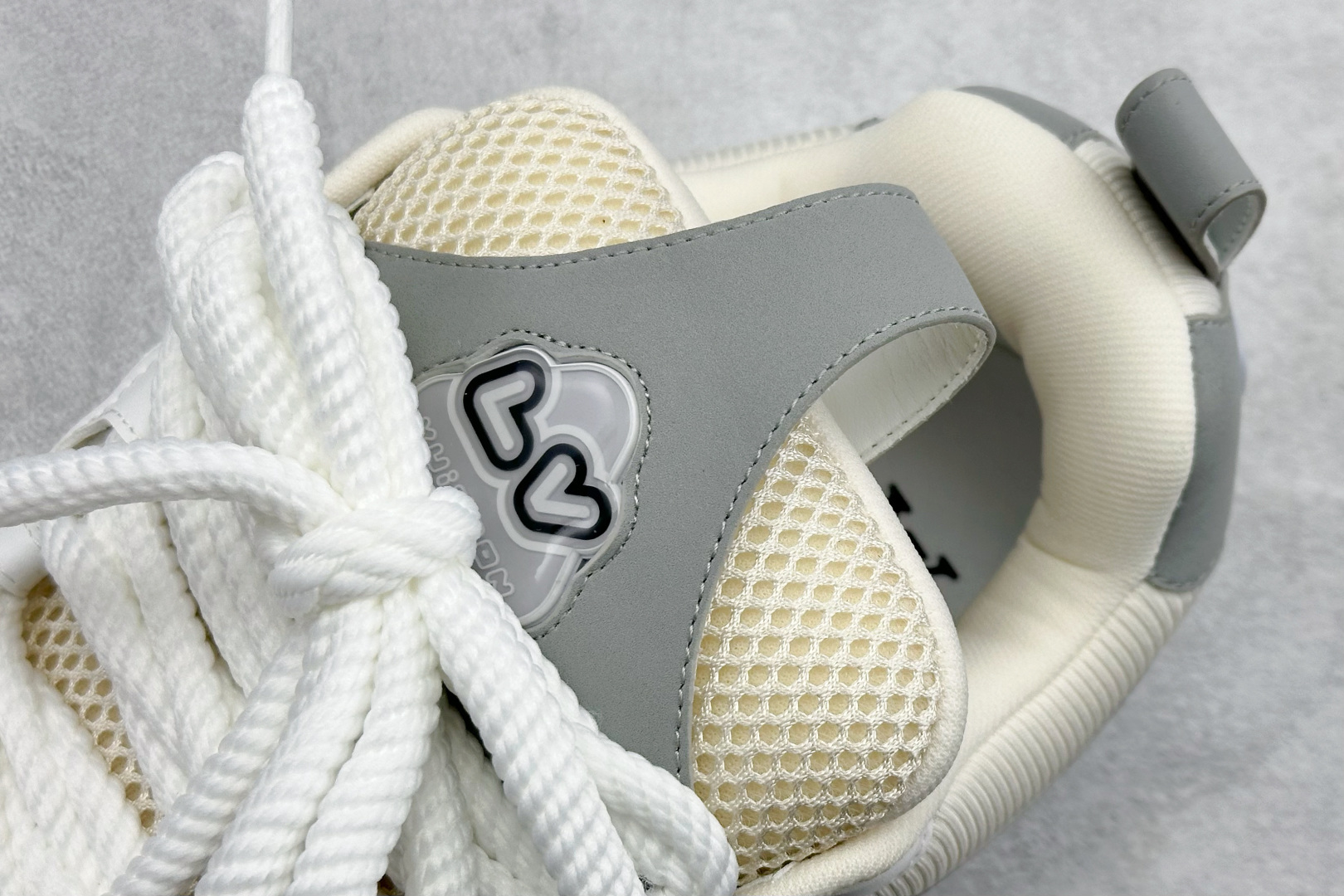 YS纯原LOUISVUITTONSkate圆头系带低帮板鞋男女同款灰色