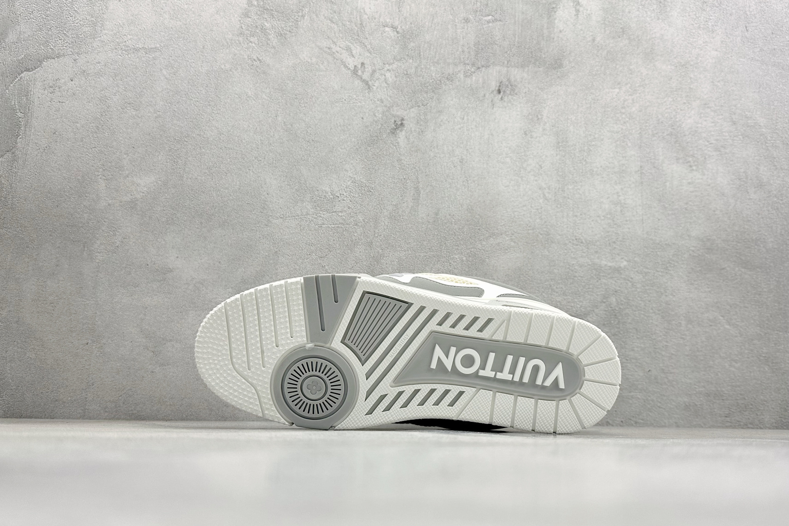 YS纯原LOUISVUITTONSkate圆头系带低帮板鞋男女同款灰色