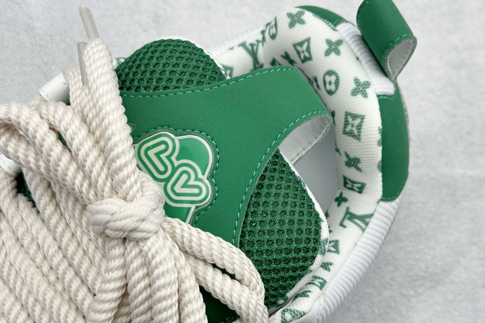 YS纯原LOUISVUITTONSkateSneaker牛皮圆头系带低帮板鞋男女同款白绿