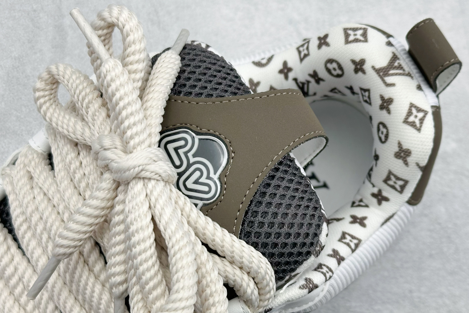 YS纯原LOUISVUITTONSkate小牛皮圆头系带低帮板鞋男女同款棕色