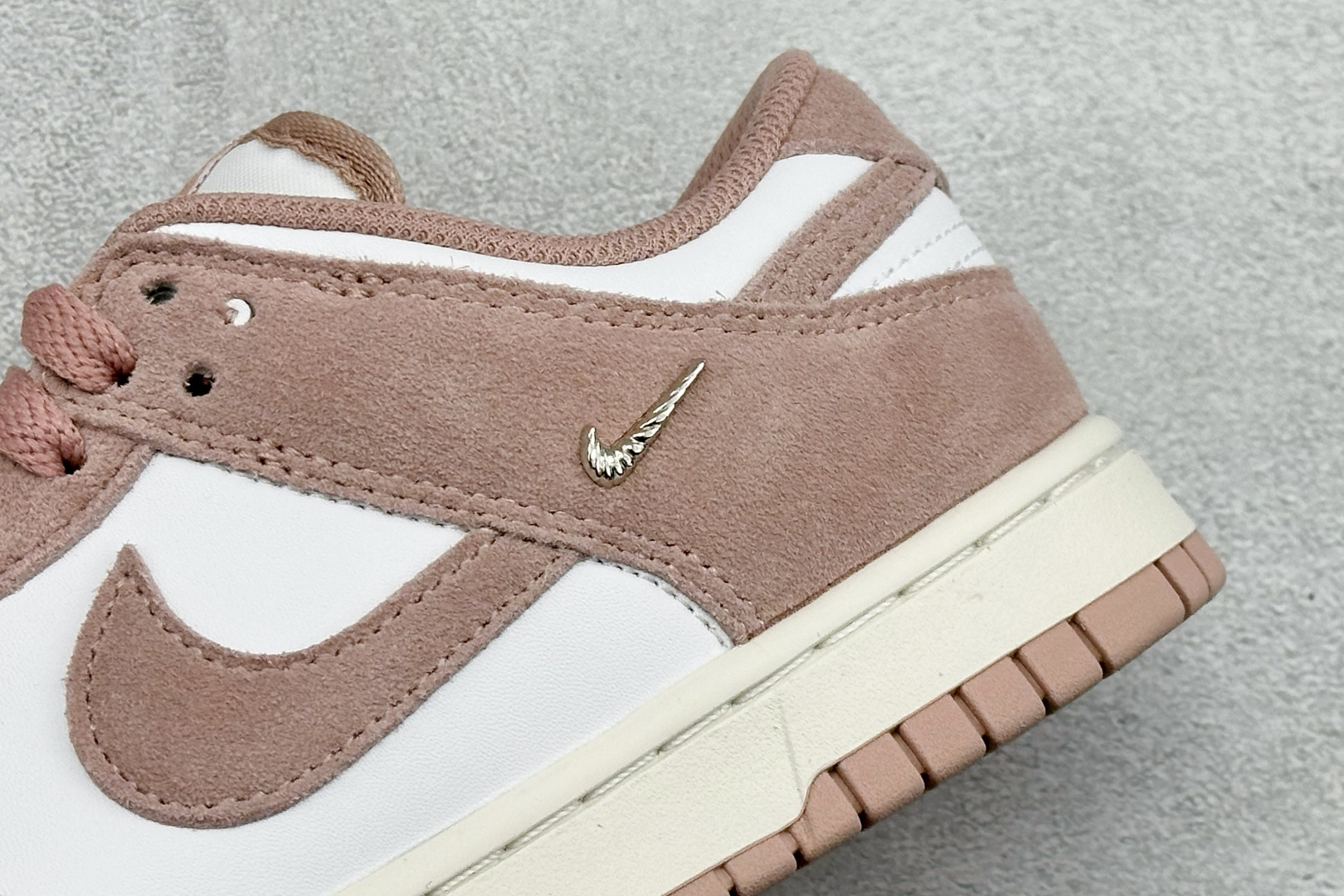 CS版Nike SB Dunk Low 马年限定 粉白 低帮休闲板鞋 IB4417-102