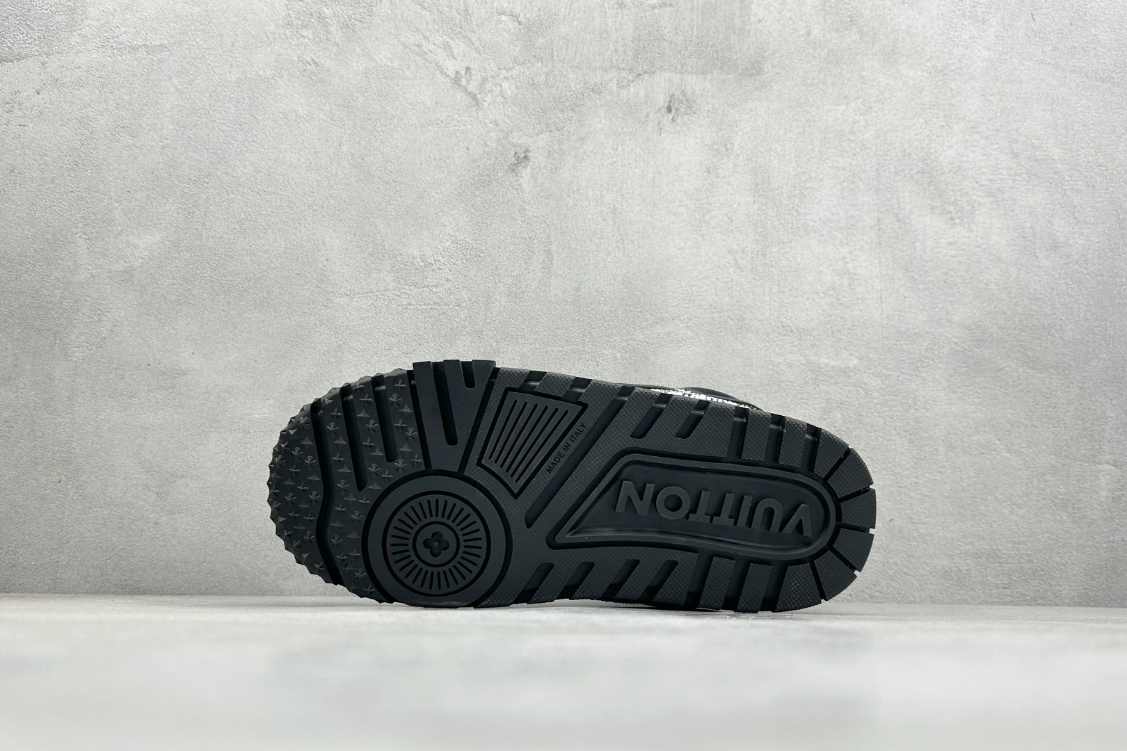 YS纯原LOUISVUITTONTrainer系带圆头低帮板鞋亮钻黑色