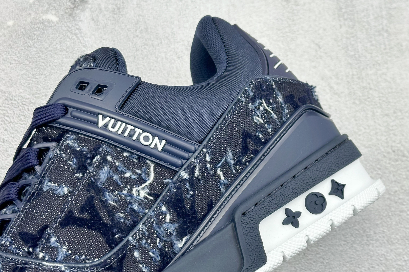 YS纯原LOUISVUITTONTrainer皮革圆头系带低帮板鞋牛仔布深蓝渐变印花