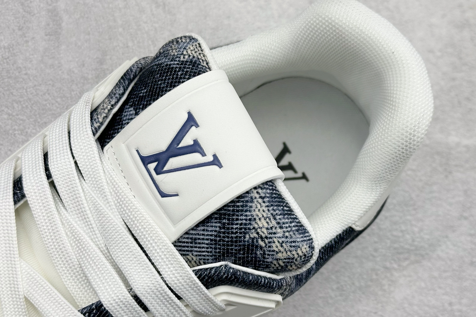 YS纯原LOUISVUITTONTrainer皮革系带平底低帮时尚板鞋黑色