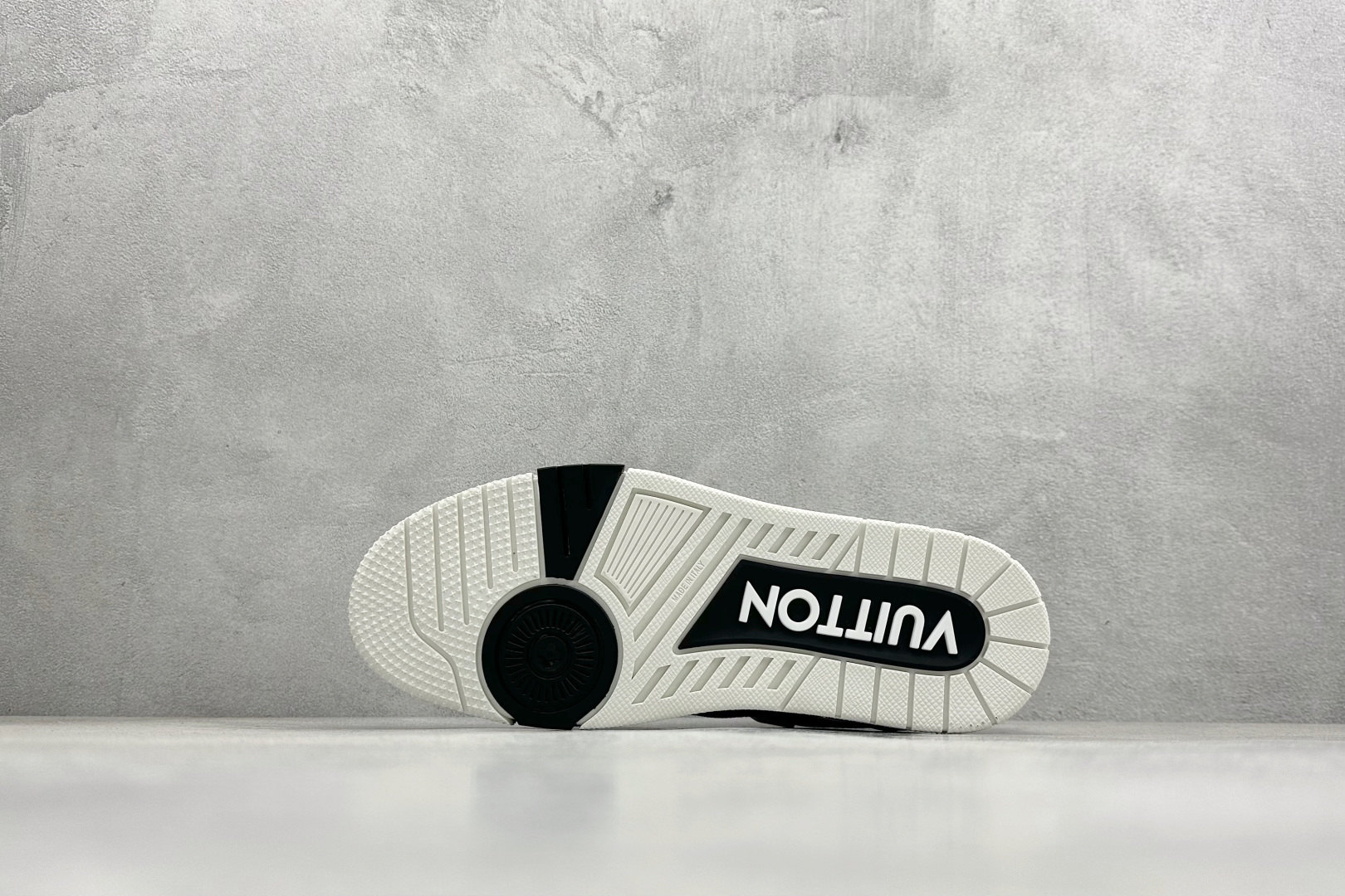 YS纯原LOUISVUITTONTrainer皮革系带平底低帮时尚板鞋黑色