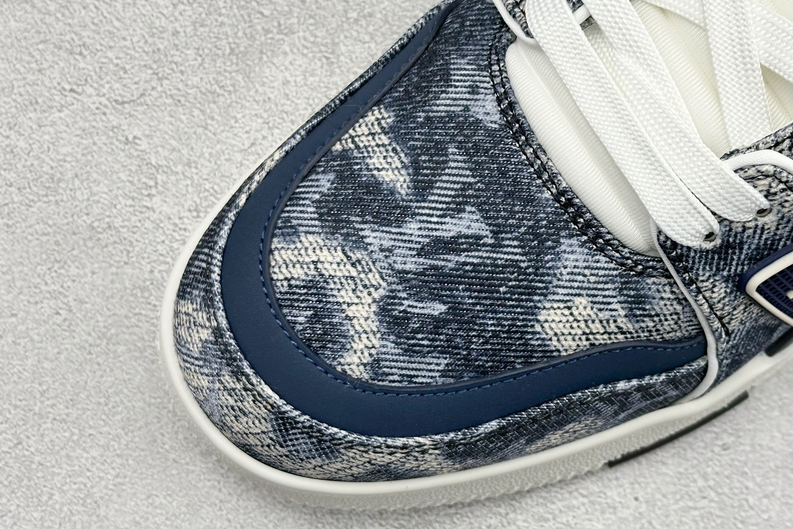 YS纯原LOUISVUITTONTrainer皮革系带平底低帮时尚板鞋黑色