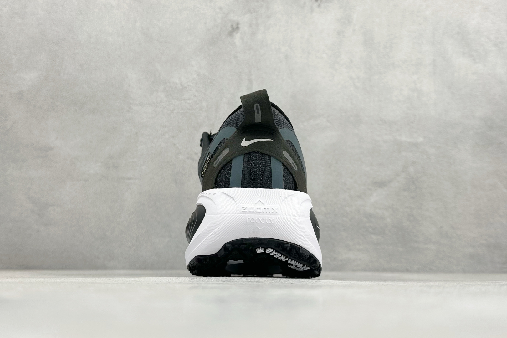 RS版Nike Air Zoom Vomero 18 GTX 缓震休闲跑鞋 HQ7002-002