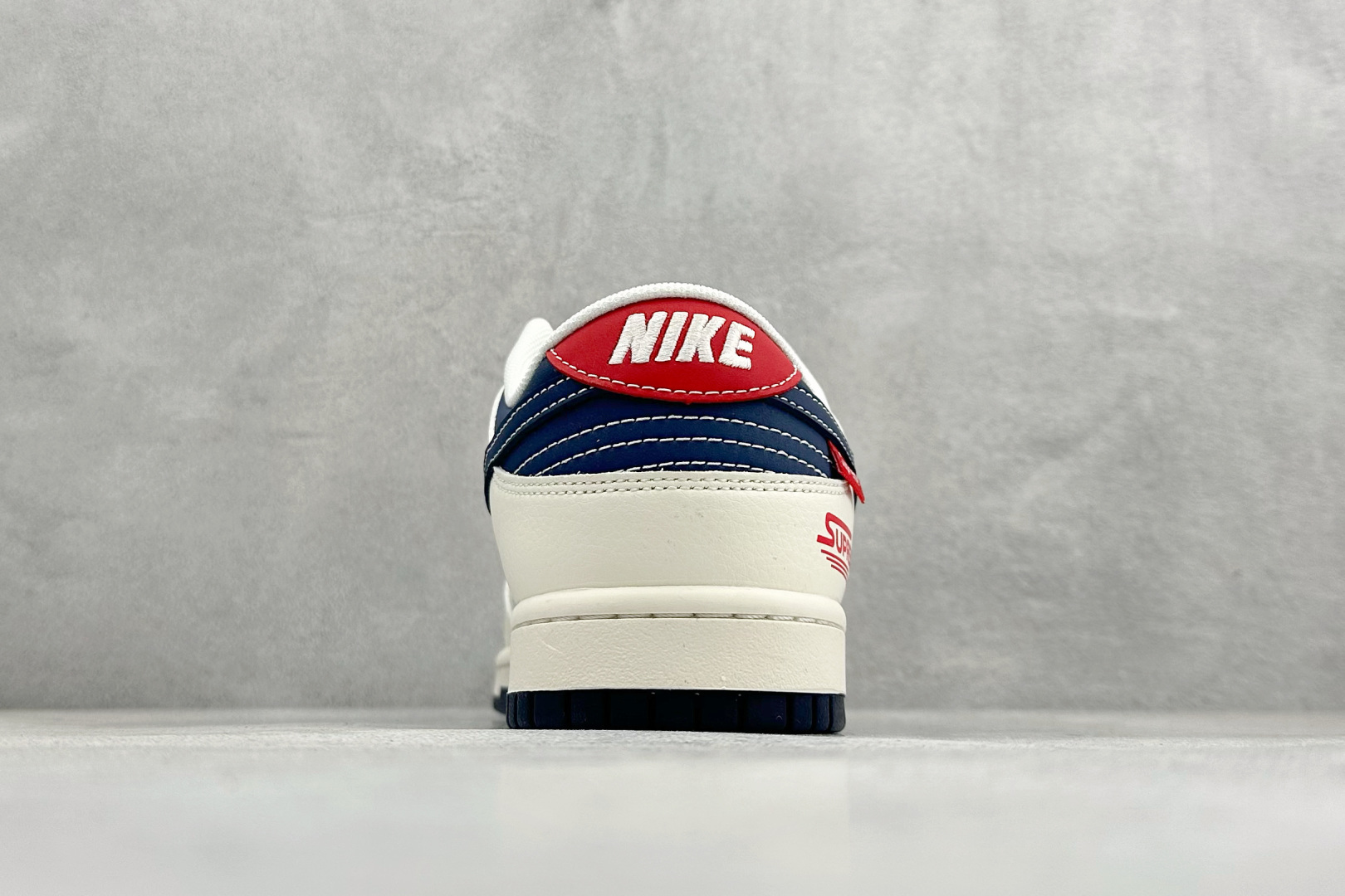 Air Jordan 1 Low AJ1 乔1 “Superme联名---米白蓝红”高端定制 低帮复古篮球鞋 #定制鞋盒 大厂纯原品质出货 超高清洁度 皮料切割干净无任何毛边 细节完美 XD1588-241 尺码：36 36.5 37.5 38 38.5 39 40 40.5 41 42 42.5 43 44 44.5 45 编码：38