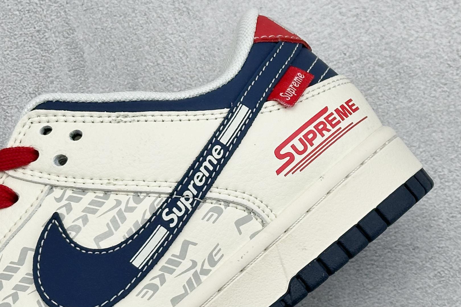 Air Jordan 1 Low AJ1 乔1 “Superme联名---米白蓝红”高端定制 低帮复古篮球鞋 #定制鞋盒 大厂纯原品质出货 超高清洁度 皮料切割干净无任何毛边 细节完美 XD1588-241 尺码：36 36.5 37.5 38 38.5 39 40 40.5 41 42 42.5 43 44 44.5 45 编码：38