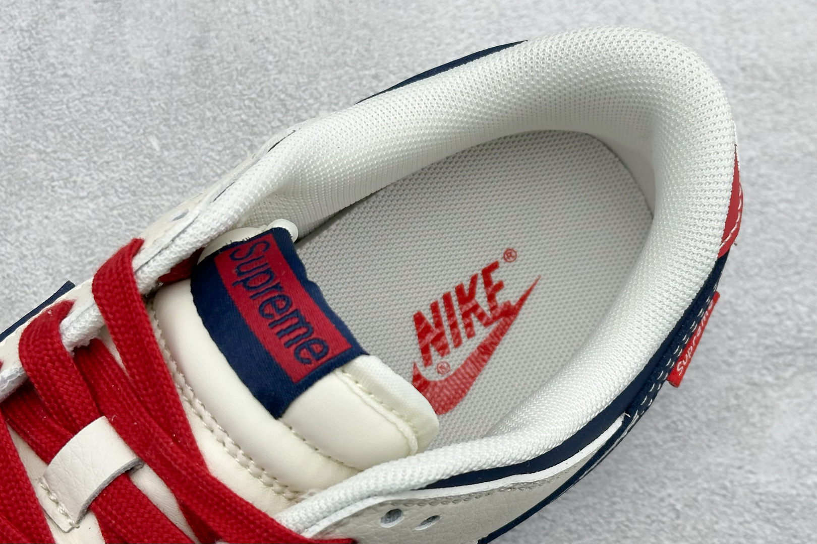 Air Jordan 1 Low AJ1 乔1 “Superme联名---米白蓝红”高端定制 低帮复古篮球鞋 #定制鞋盒 大厂纯原品质出货 超高清洁度 皮料切割干净无任何毛边 细节完美 XD1588-241 尺码：36 36.5 37.5 38 38.5 39 40 40.5 41 42 42.5 43 44 44.5 45 编码：38