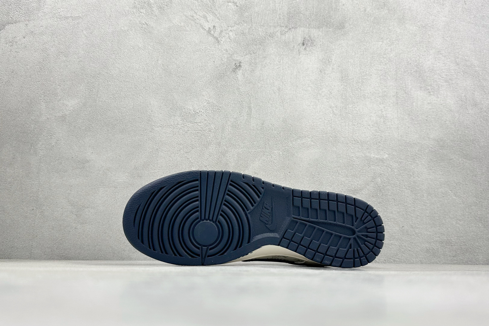 Air Jordan 1 Low AJ1 乔1 “Superme联名---米白蓝红”高端定制 低帮复古篮球鞋 #定制鞋盒 大厂纯原品质出货 超高清洁度 皮料切割干净无任何毛边 细节完美 XD1588-241 尺码：36 36.5 37.5 38 38.5 39 40 40.5 41 42 42.5 43 44 44.5 45 编码：38