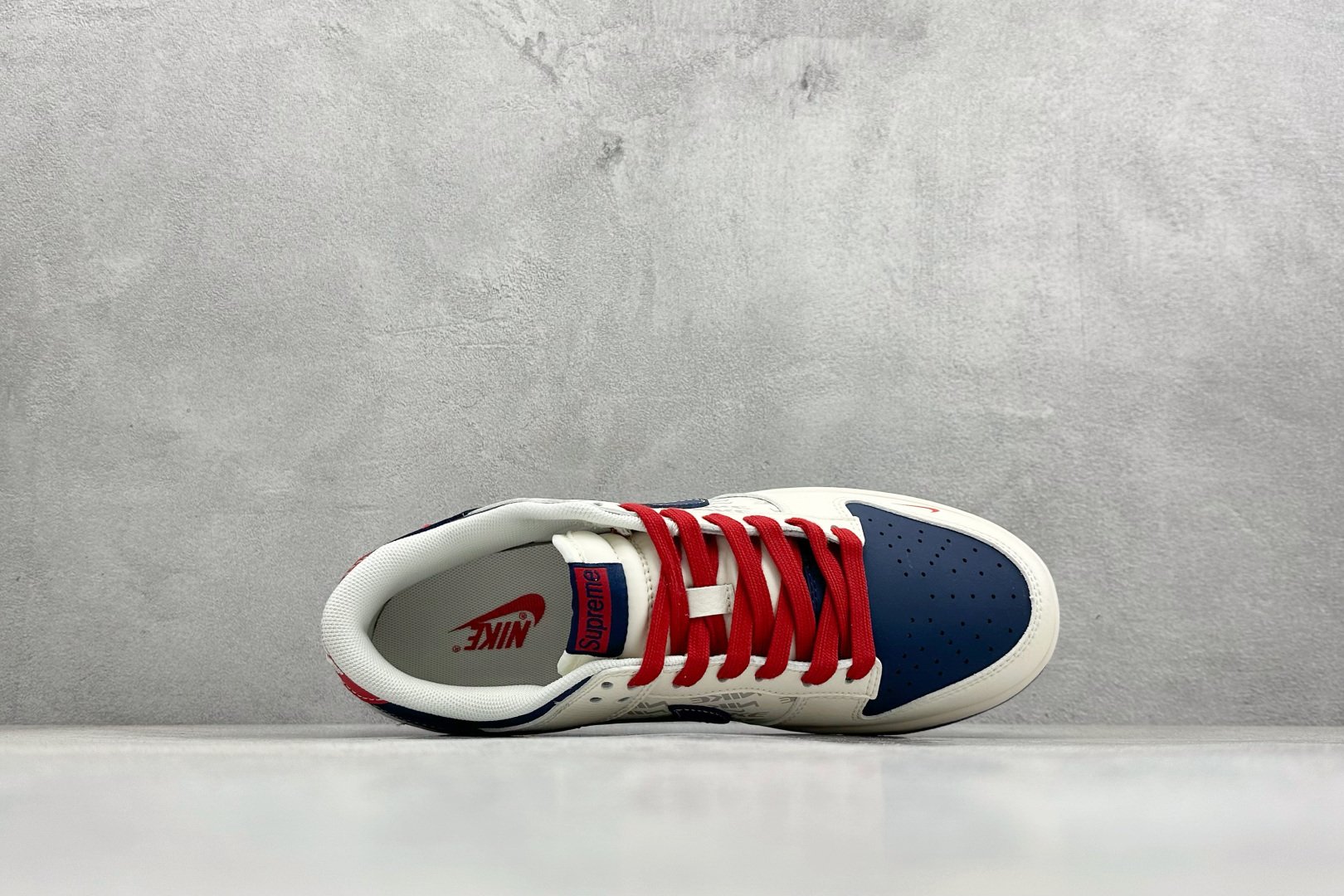 Air Jordan 1 Low AJ1 乔1 “Superme联名---米白蓝红”高端定制 低帮复古篮球鞋 #定制鞋盒 大厂纯原品质出货 超高清洁度 皮料切割干净无任何毛边 细节完美 XD1588-241 尺码：36 36.5 37.5 38 38.5 39 40 40.5 41 42 42.5 43 44 44.5 45 编码：38