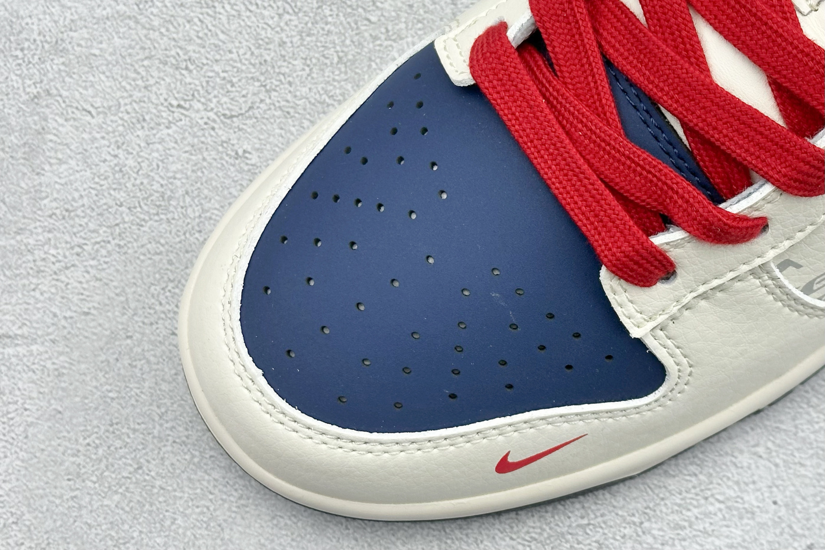 Air Jordan 1 Low AJ1 乔1 “Superme联名---米白蓝红”高端定制 低帮复古篮球鞋 #定制鞋盒 大厂纯原品质出货 超高清洁度 皮料切割干净无任何毛边 细节完美 XD1588-241 尺码：36 36.5 37.5 38 38.5 39 40 40.5 41 42 42.5 43 44 44.5 45 编码：38