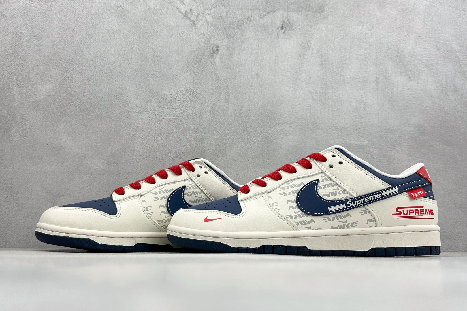 Air Jordan 1 Low AJ1 乔1 “Superme联名---米白蓝红”高端定制 低帮复古篮球鞋 #定制鞋盒 大厂纯原品质出货 超高清洁度 皮料切割干净无任何毛边 细节完美 XD1588-241 尺码：36 36.5 37.5 38 38.5 39 40 40.5 41 42 42.5 43 44 44.5 45 编码：38