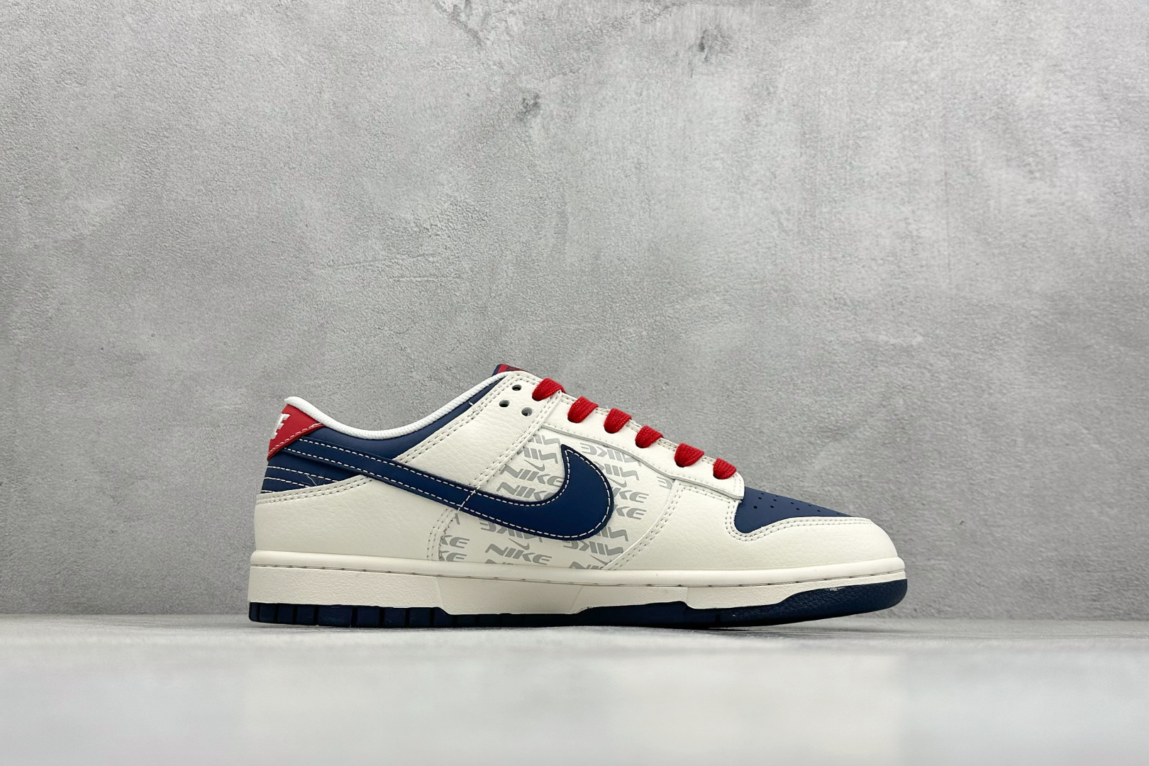 Air Jordan 1 Low AJ1 乔1 “Superme联名---米白蓝红”高端定制 低帮复古篮球鞋 #定制鞋盒 大厂纯原品质出货 超高清洁度 皮料切割干净无任何毛边 细节完美 XD1588-241 尺码：36 36.5 37.5 38 38.5 39 40 40.5 41 42 42.5 43 44 44.5 45 编码：38