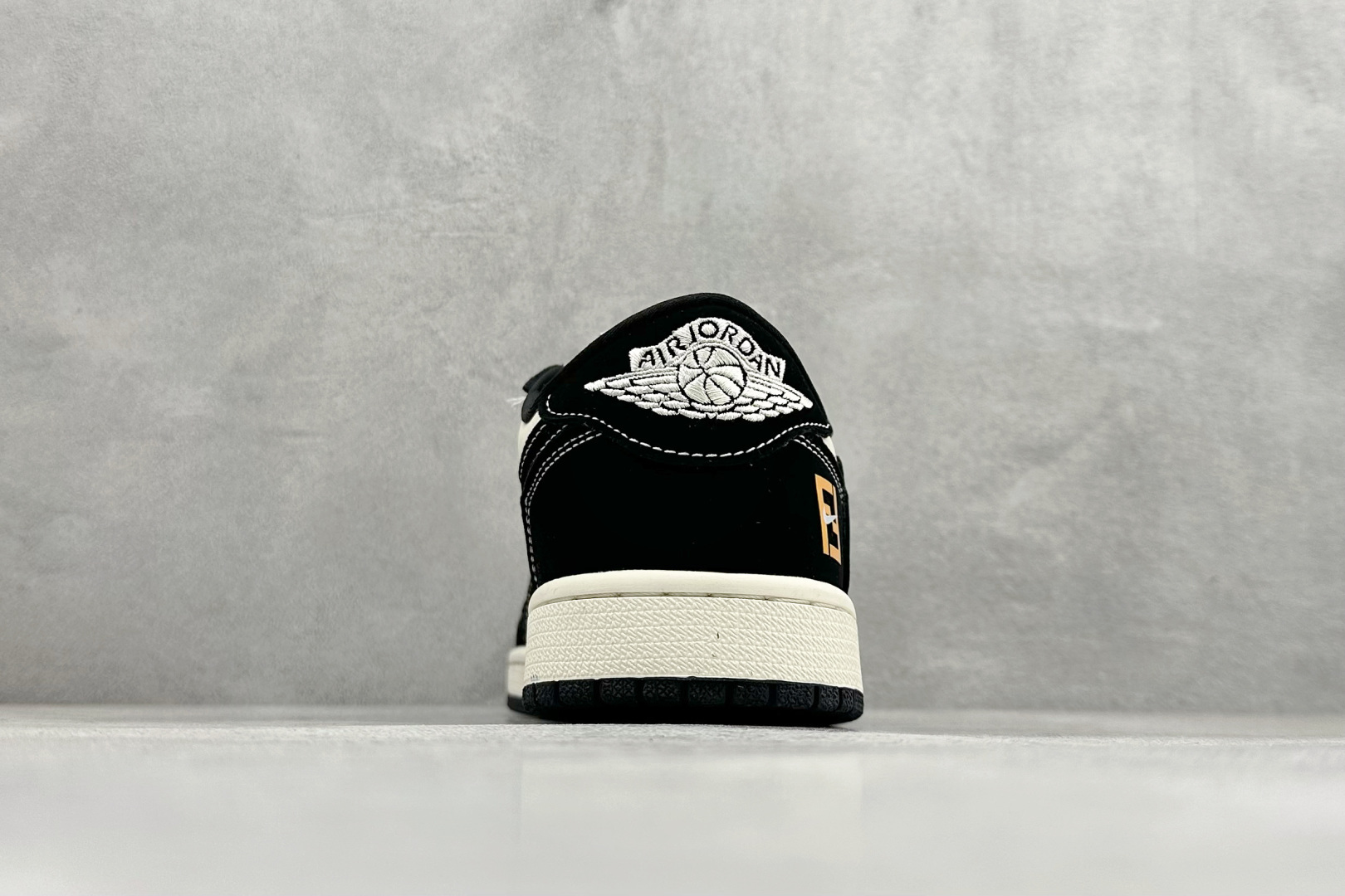 Travis Scott x Jordan 1 Low “芬迪联名——字母米黑黄” 高端定制 乔丹倒勾低帮休闲板鞋 DD7866-110
