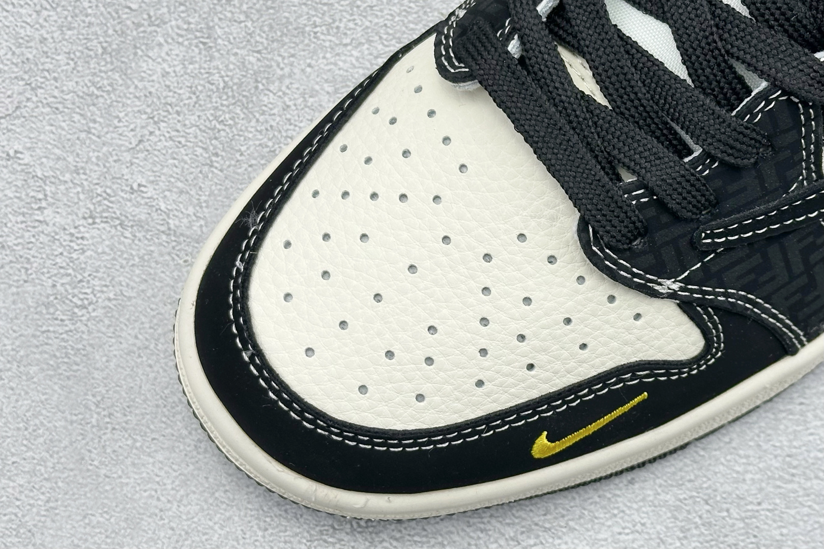 Travis Scott x Jordan 1 Low “芬迪联名——字母米黑黄” 高端定制 乔丹倒勾低帮休闲板鞋 DD7866-110