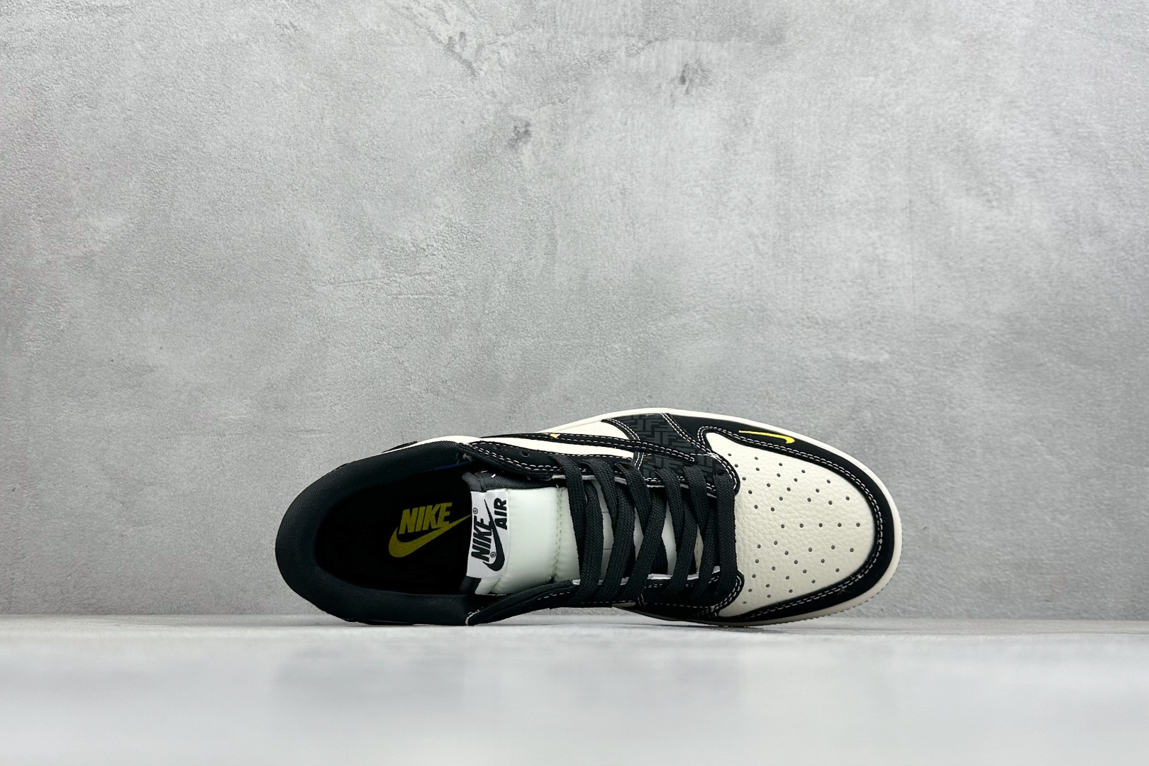 Travis Scott x Jordan 1 Low “芬迪联名——字母米黑黄” 高端定制 乔丹倒勾低帮休闲板鞋 DD7866-110