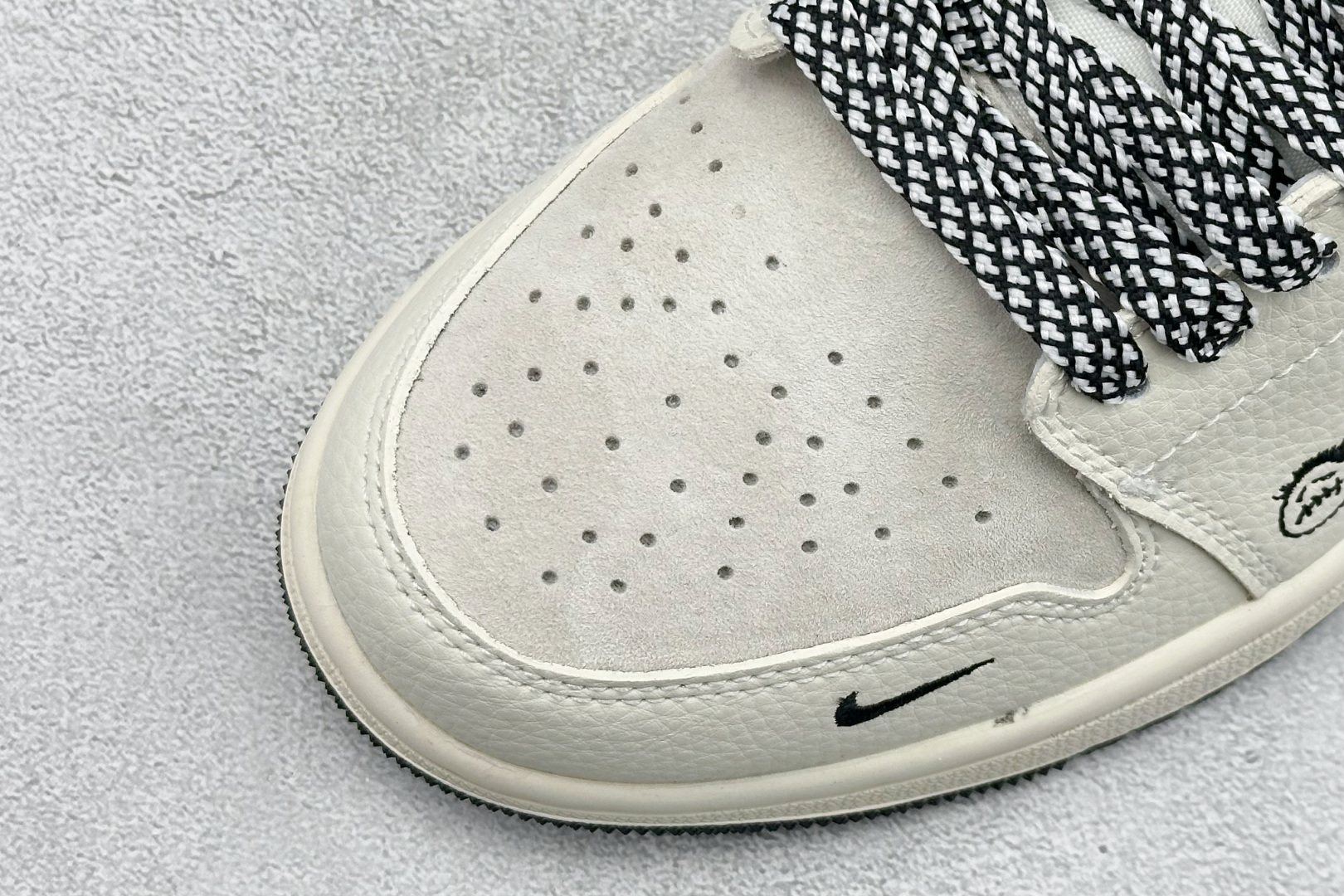 XC版Air Jordan 1 Low 休闲板鞋 遇上街头涂鸦美学 LR8888-019